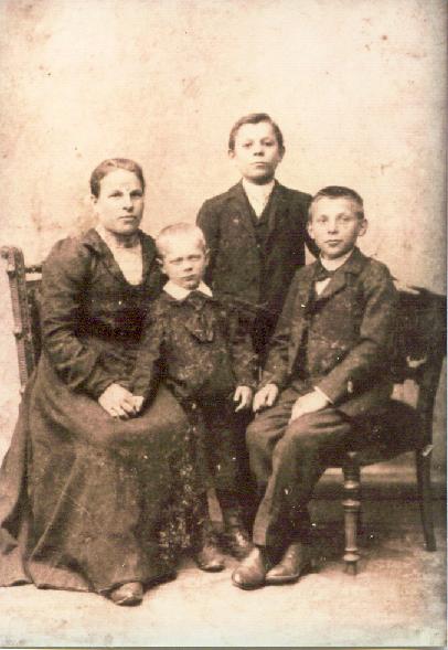 Die Mutter Anna Maria, Sohn Ernst, Sohn Karl, Sohn Paul (v.l.n.r:)